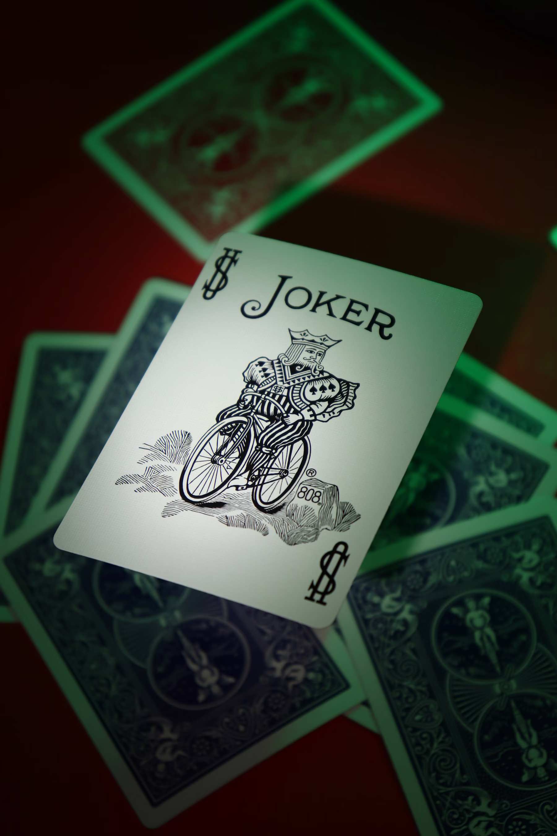 Kasyna w mieście Wrocław — karty do blackjacka i żetony na zielonym stole — światło sali
