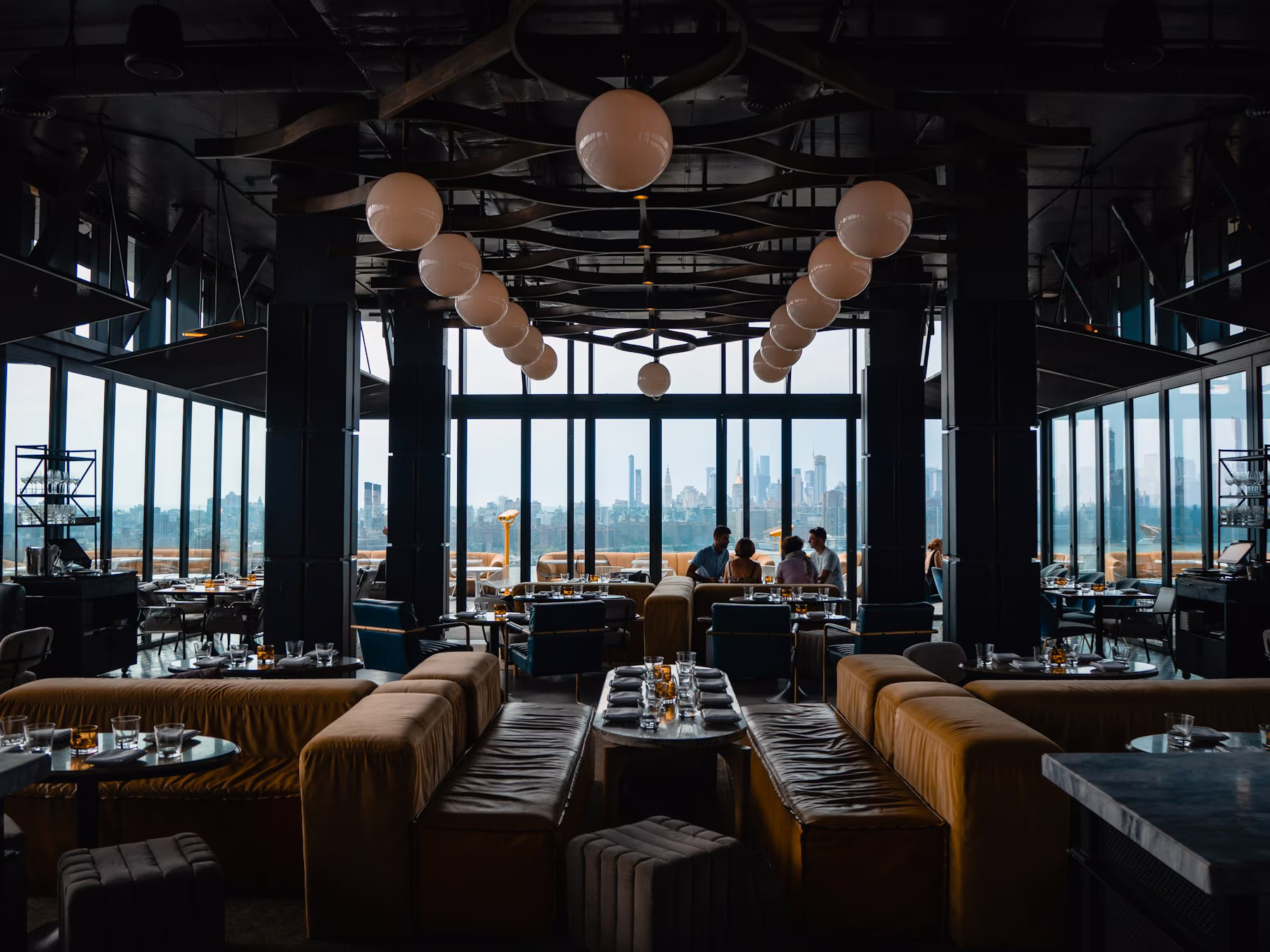 Restauracja w mieście Wrocław — kameralne wnętrze przygotowane na wieczorną kolację — widok otwierający