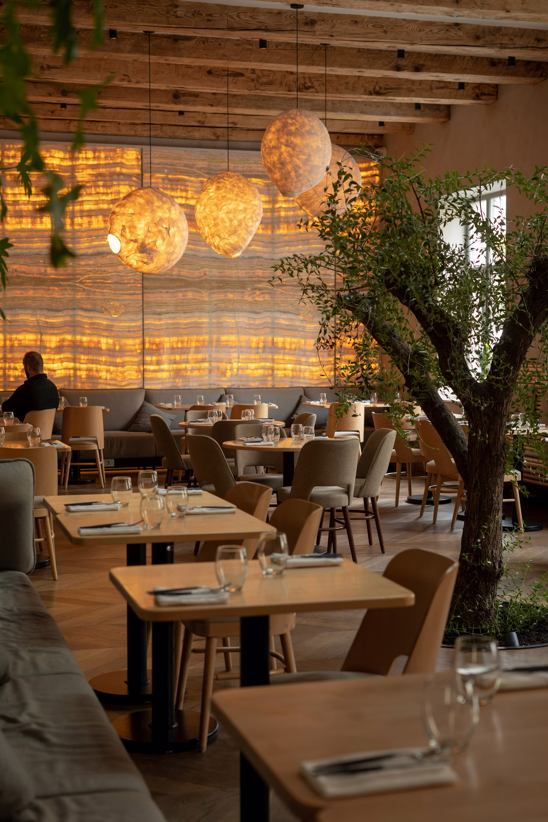 Wrocław: sala restauracyjna z przemyślanym oświetleniem — światło i przestrzeń