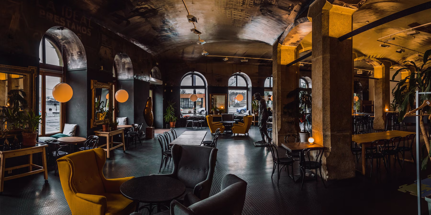 Restauracja w mieście Wrocław — kameralne wnętrze przygotowane na wieczorną kolację — rytm serwisu